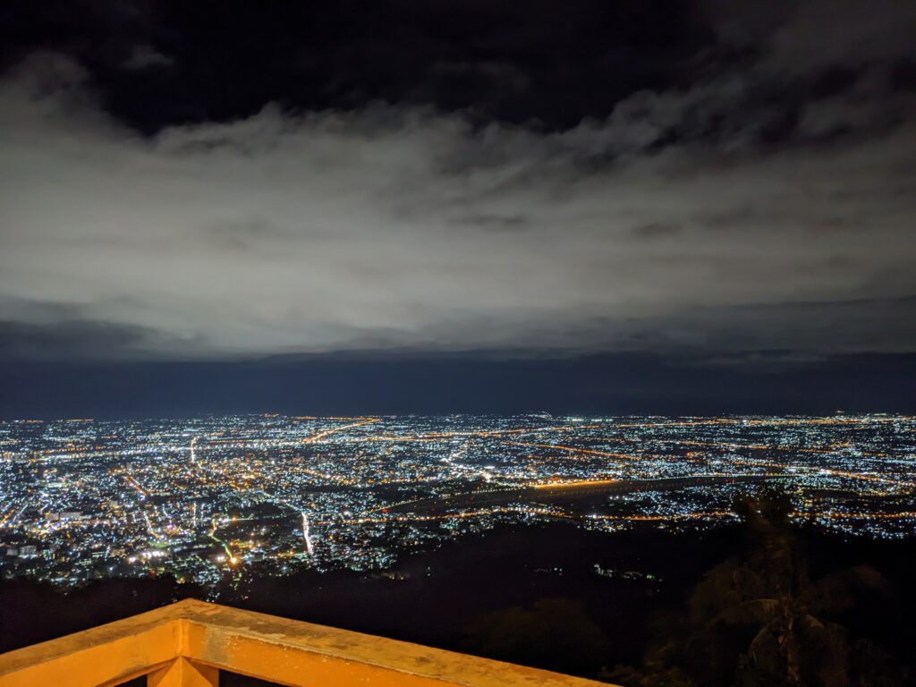 黄金の寺院【ワットプラタート・ドイステープ】夜景