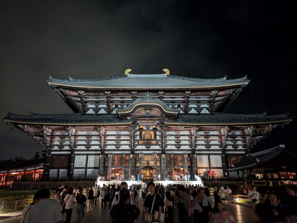 東大寺大仏殿の観相窓が開いている特別拝観日