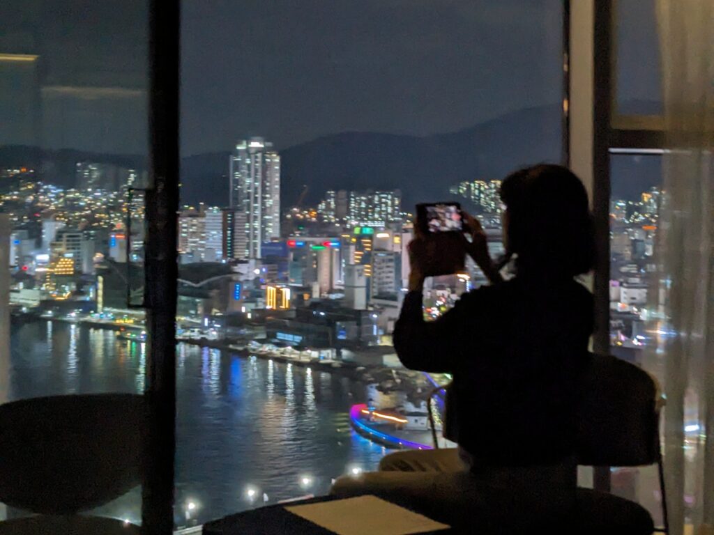 ラヴァルスホテルの客室から見える夜景